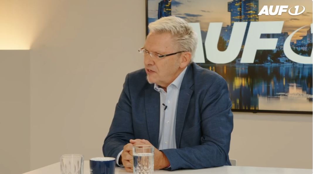 Interview mit DDr. Martin Haditsch   Covid Geimpfte stehen auf einer Tretmine