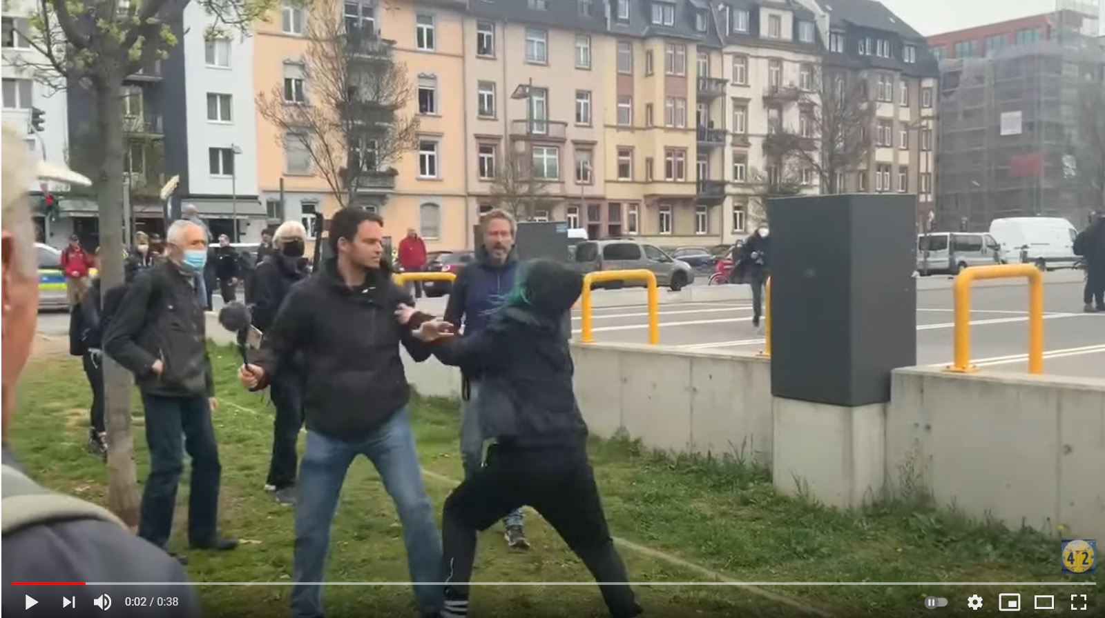 Anti Demokratin Greift Journalist Aktivst Markus Haintz in Frankfurt an!Update   Markus wird von der Polizei festgehalten   1